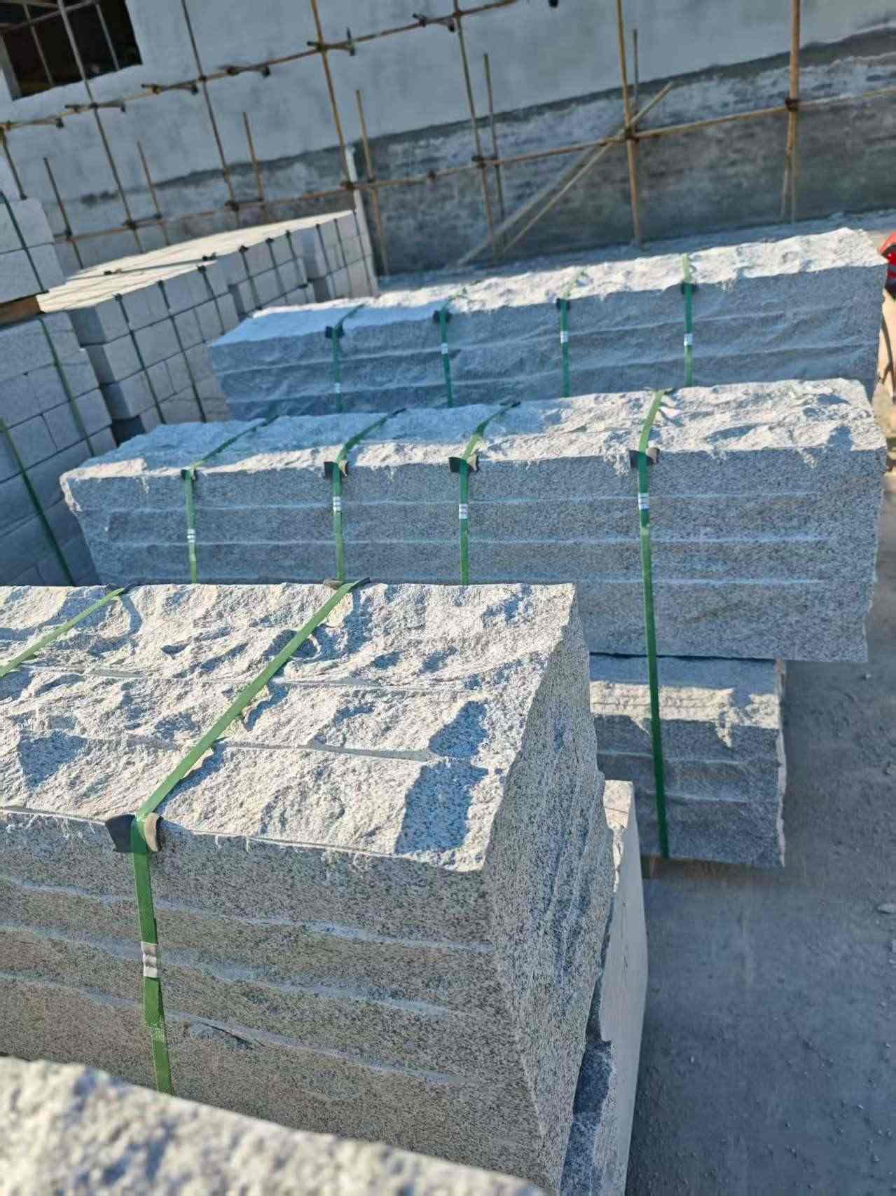 茂名芝麻白自然面整石 坐凳